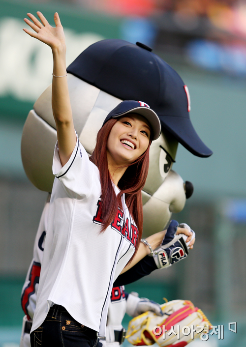 [포토] 레인보우 김재경 '시구자로 나섰어요~'