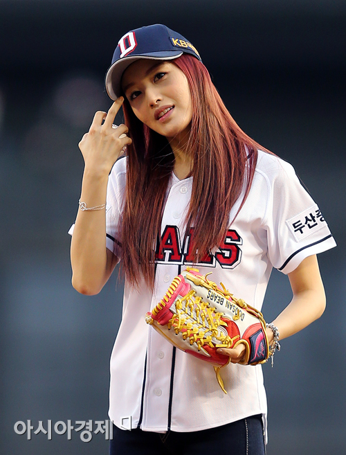 [포토] 김재경 '포수에게 어떤 의미의 사인을'