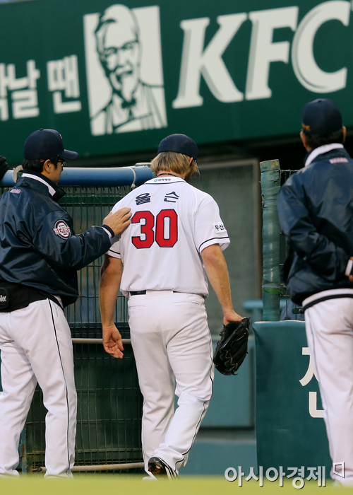 [포토] 올슨, 허벅지 통증으로 교체