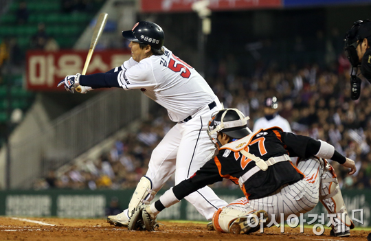 [포토] 헛스윙 삼진 김현수 '유인구에 속았네'