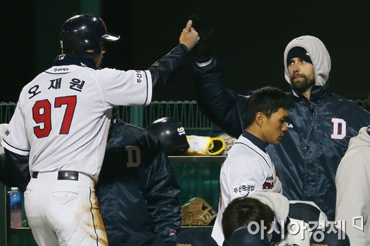 [포토] 니퍼트 '오재원 어서와'