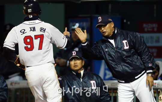[포토] 오재원 홈인, 두산 1점차 추격
