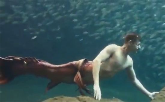 '인어가 되고 싶은 남자' 영상 화제