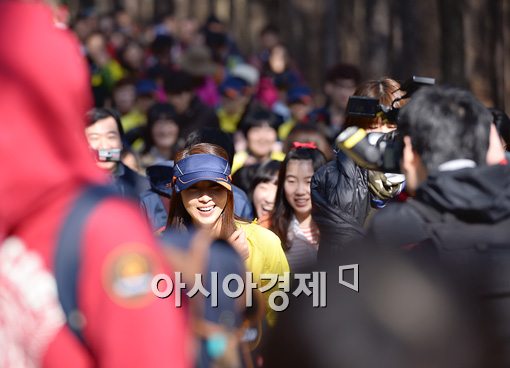 [포토]하지원 보자… 검단산에 몰린 '구름인파'