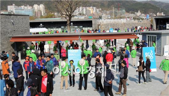 순천만 정원박람회에 입장하는 관광객들 
