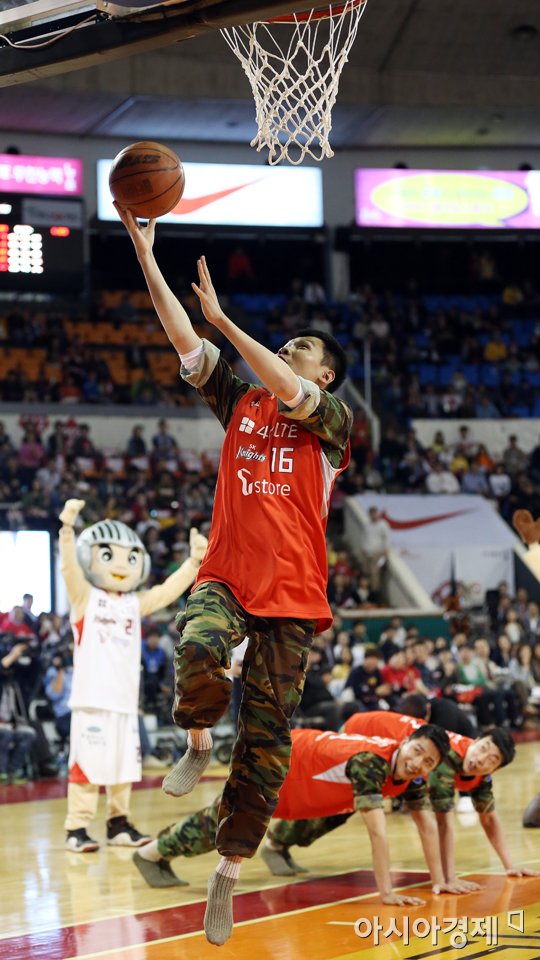 [포토] 푸른거탑 백봉기 '고참의 시투를 잘 보렴'