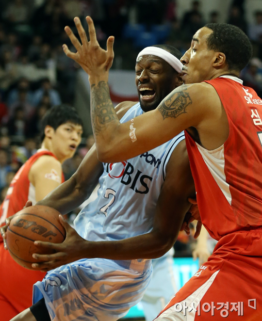 [포토] 로드 벤슨 '뚫기 쉽지 않네'