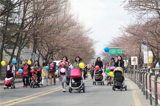 한강여의 봄꽃 축제를 즐기기 위해 현장을 찾은 시민들 