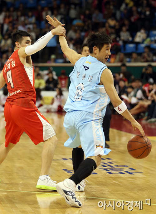 [포토] 팔목 잡힌 남자 양동근