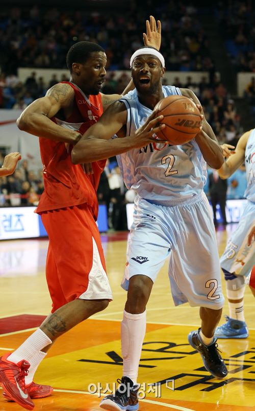 [포토] 헤인즈-로드 벤슨 '양보없는 외국인 대결