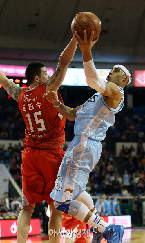 [포토] 슛 시도하는 문태영 '김민수를 넘어'