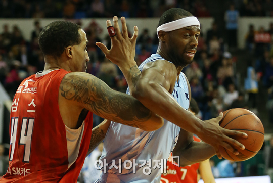 [포토] 로드 벤슨 '수비가 거세네'