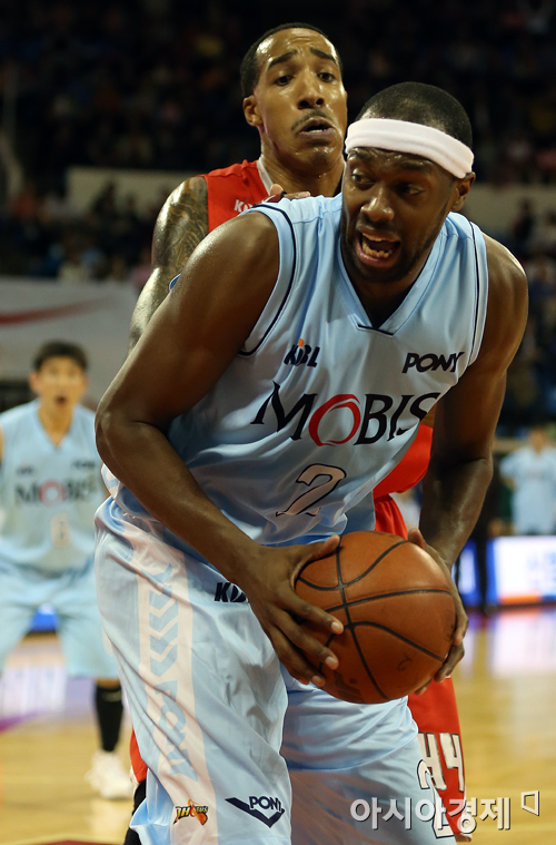 [포토] 로드 벤슨 '심스를 어떻게 뚫지'