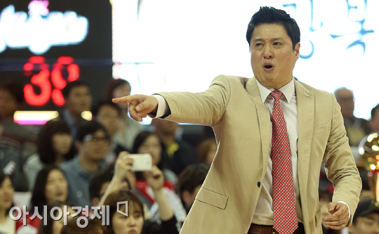 [포토] 작전지시 내리는 문경은 감독