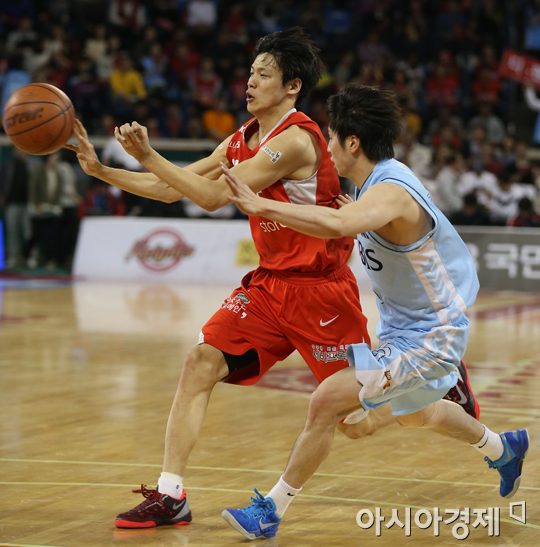 [포토] 패스하는 김선형