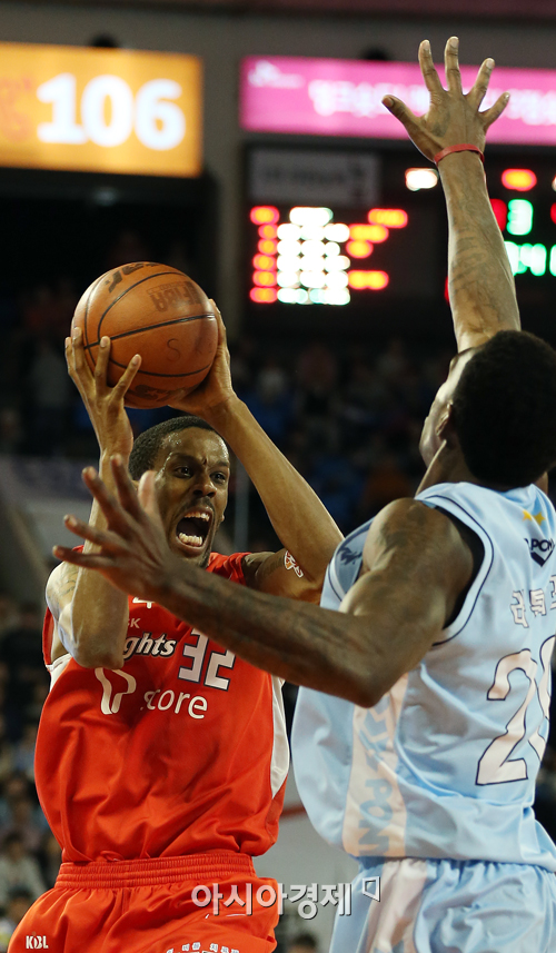 [포토] 헤인즈 '어떻게 뚫지'