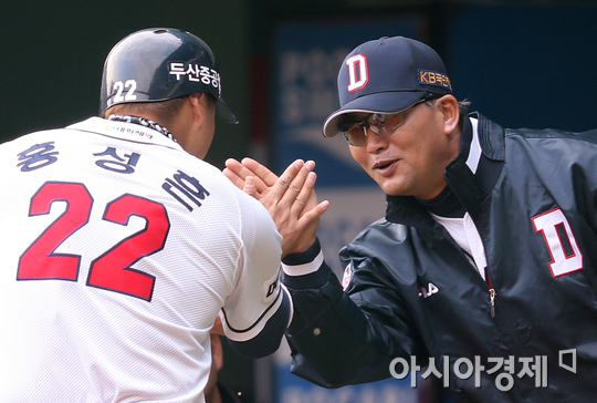 [포토] 홍성흔-김진욱 감독 '다정한 하이파이브'