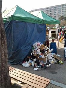 [르포]여의도 벚꽃 날릴 때 쓰레기도 날렸다