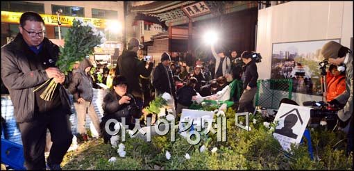 [포토]국화 놓는 시민들