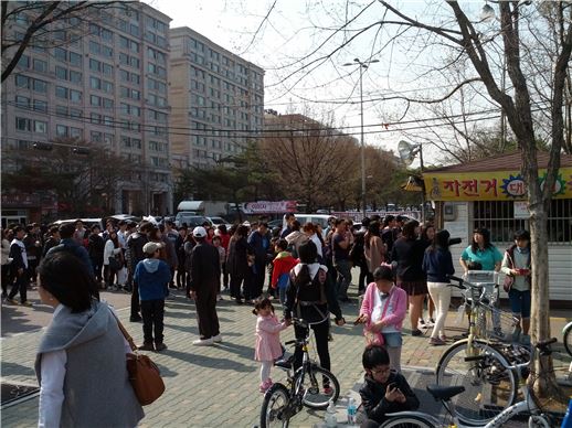 [르포]벚꽃놀이 심취에 지갑도 '활짝' 열렸다