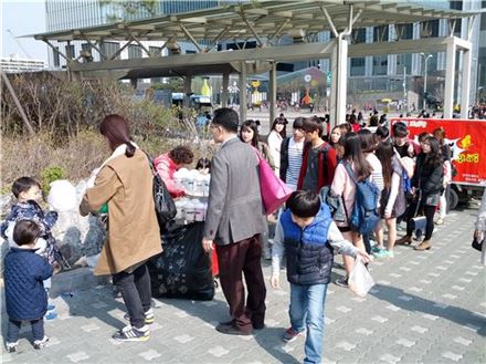 [르포]벚꽃놀이 심취에 지갑도 '활짝' 열렸다