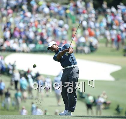  타이거 우즈가 마스터스 셋째날 1번홀에서 두번째 샷을 날리고 있다 . 사진=Getty images/멀티비츠 