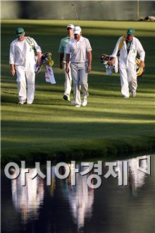  제이슨 데이(가운데)가 마스터스 셋째날 16번홀 페어웨이를 걸어가고 있다 . 사진=Getty images/멀티비츠 