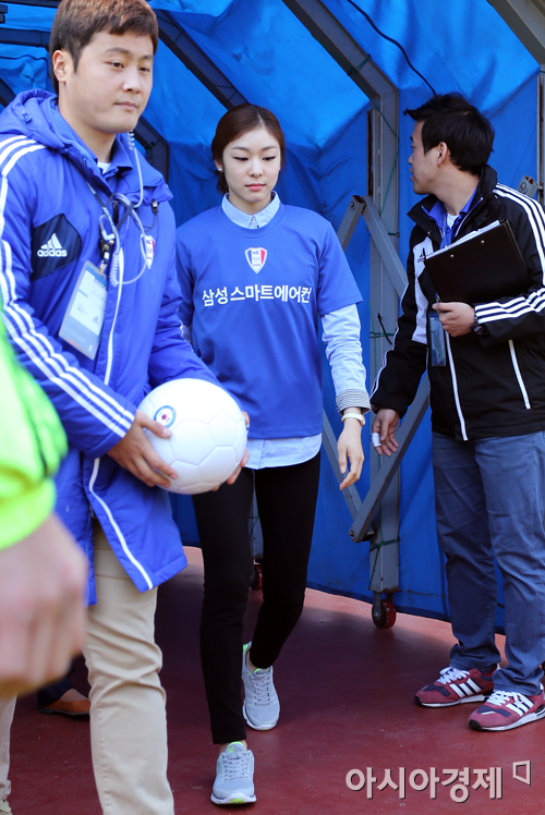 [포토] 슈퍼매치 시축자로 나선 피겨여왕 김연아