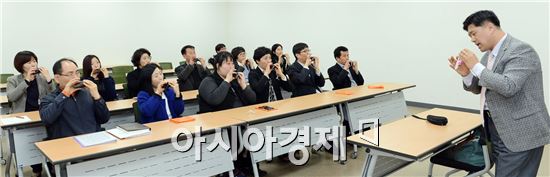 [포토]오카리나 부는 광주시 남구 공직자들 