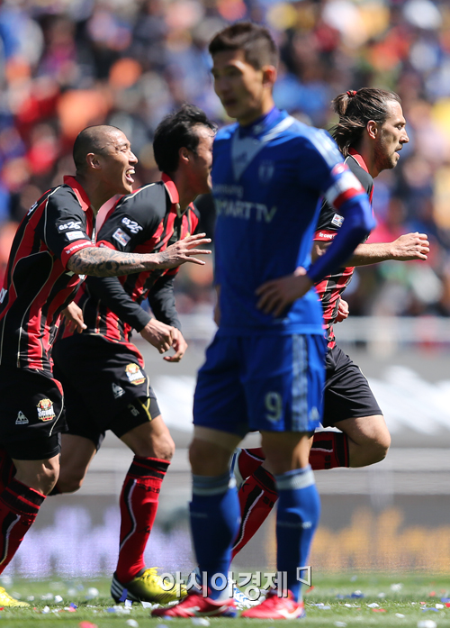 [포토] 데얀 선제골 '슈퍼매치 희비교차'