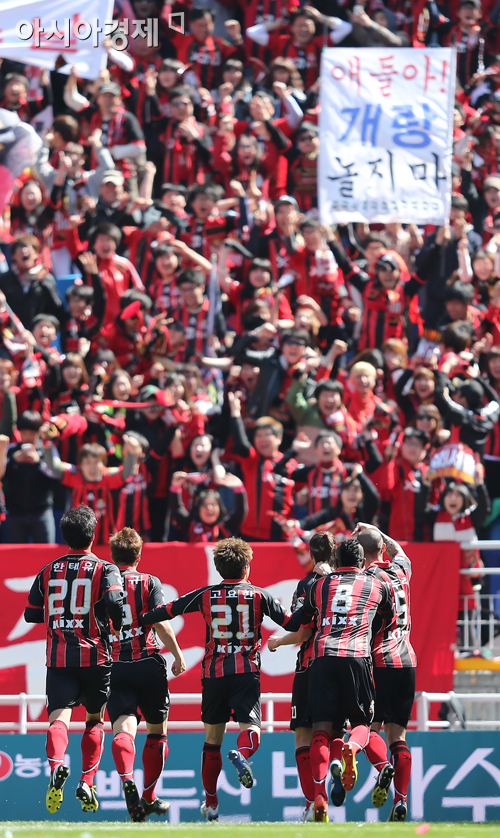 [포토] 데얀 선제골에 기뻐하는 서울