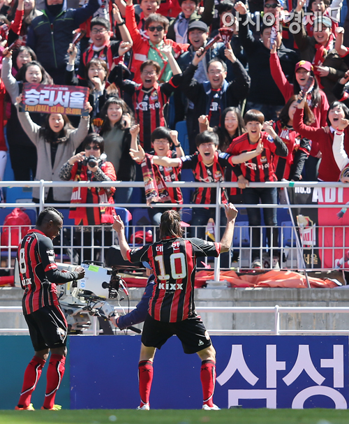 [포토] 선제골 데얀 '제 댄스 한 번 감상하시죠'