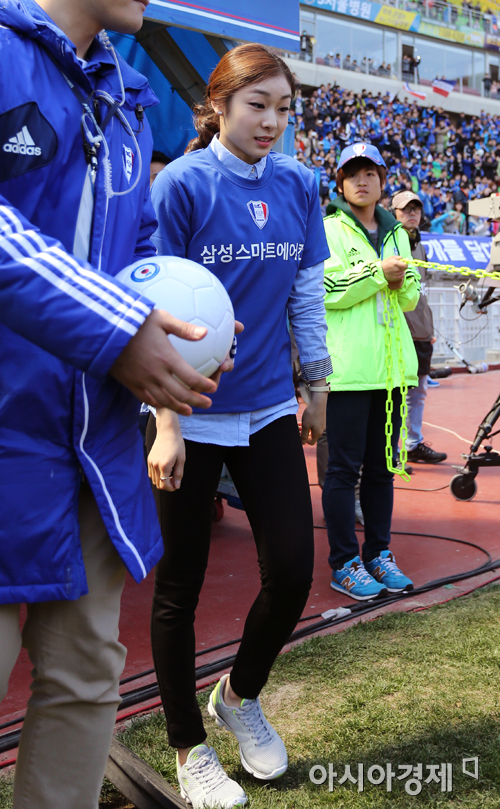[포토] 피겨여왕 김연아 축구장 나들이