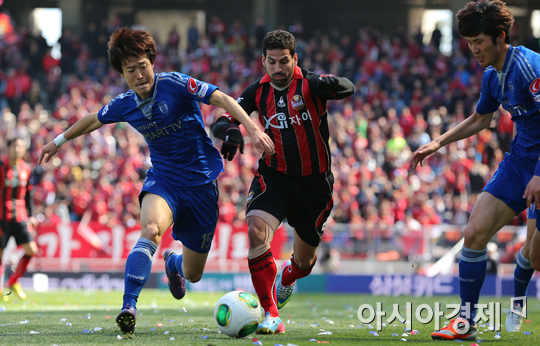 [포토] 공 다투는 홍순학-에스쿠데로