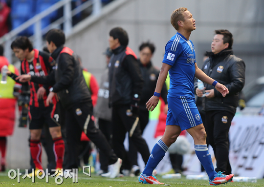 [포토] 레드카드 받은 정대세 '의욕이 너무 앞섰나'