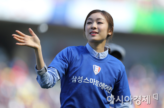 [포토] 김연아 축구장 인사