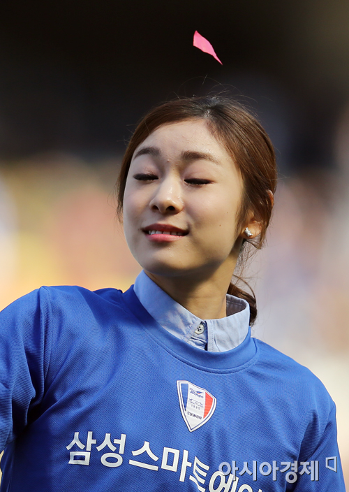 [포토] 김연아 '봄바람 타고 날아온 종이 조각에 깜짝' 