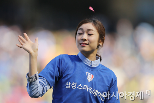 [포토] 김연아 '날아온 종이 조각에 깜짝'