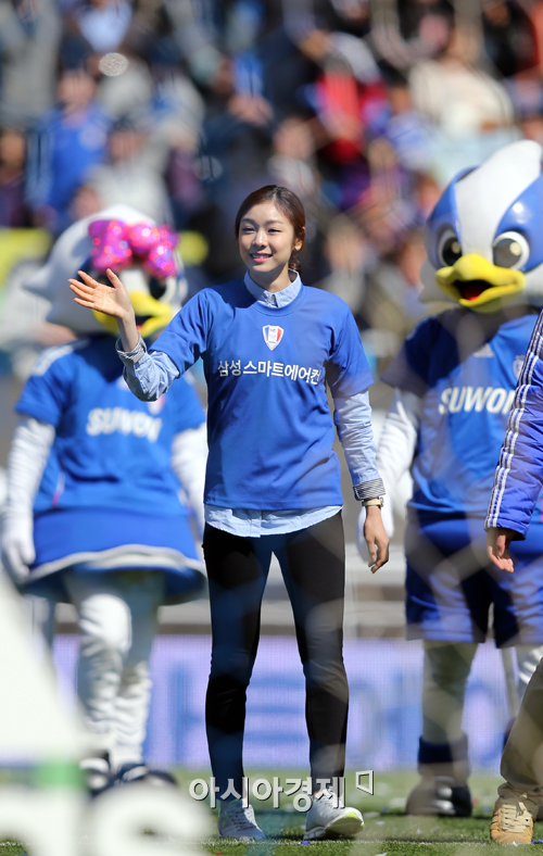 [포토] 김연아 축구장 인사