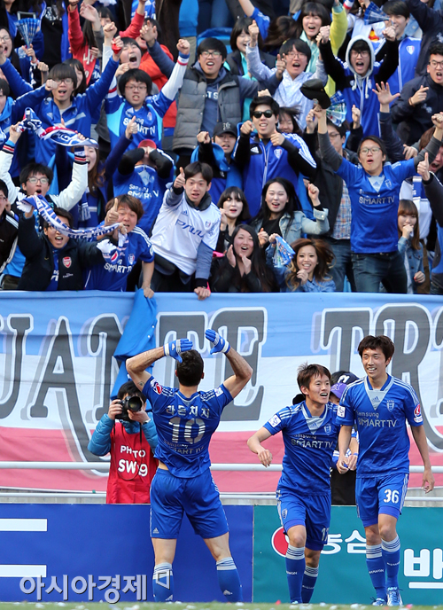 [포토] 동점골 라돈치치 '수원팬 환호하라'