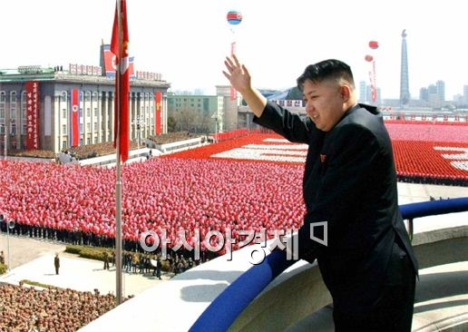 김정은 북한 노동당 위원장이 2012년 4월15일 김일성 탄생 100주년 기념 열병식에 참석해 북한 장병들과 주민들에게 손을 흔들고 있다.