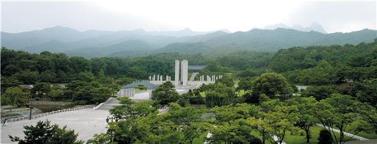 국립묘지 유골함 물고임에…친환경 유골함 확대키로