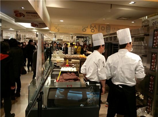 15일 롯데백화점 지하 1층 군산 이성당 행사 매장. 제빵사들이 빵을 준비하고 있다. 