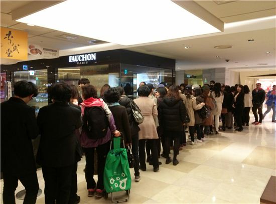 15일 롯데백화점 지하 1층 군산 이성당 행사 매장에 오픈하자마자 빵을 사기 위해 몰려든 고객들이 줄을 서고 있다.