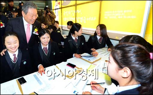 [포토]취업생들 격려하는 어윤대 회장