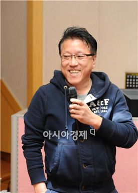 영화 '7번방의 선물' 제작자인 김민기 화인웍스 대표이사가 15일 오전 조선대학교에서 학생들을 대상으로 강연을 하고 있다.