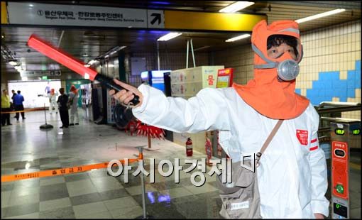 [포토]훈련 안내하는 소방대원