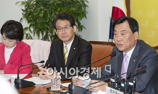 [포토]"윤진숙 내정자는 자진 사퇴 부탁드린다"