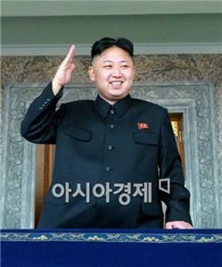 ▲ 북한 김정은 국방위원회 제1위원장이 지난해 4월 15일 김일성 탄생 100주년 기념 열병식에 참석해 장병들에게 거수경례하고 있다. 