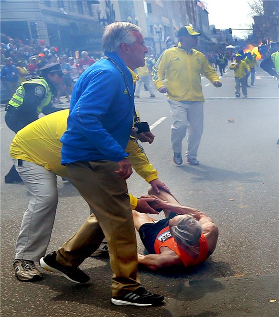 ▲미국 보스턴 마라톤대회 결승선 근처에서 15일(현지시간) 2차례 발생한 폭발물 테러로 최소 2명이 사망하고 100명 이상이 부상하는 사건이 발생했다. 